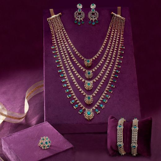 Luxurious Diamond and Emerald Necklace Set