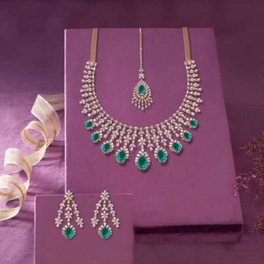 Gleaming Emerald and Diamond Studded Necklace Set